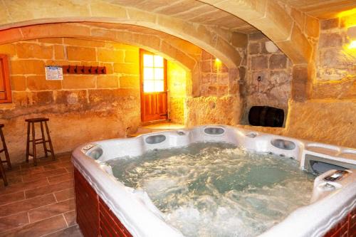 Villeleynah Amazing Gozitan Villa Pool - Happy Rentals