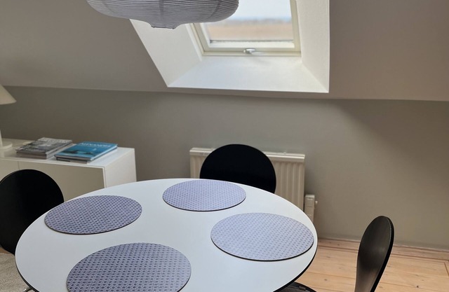 Vindsvåning på Gård med Utsikt Över Fält och hav