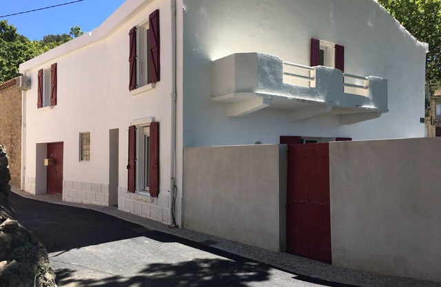 Vineyard house with air conditioning in a small village near beaches