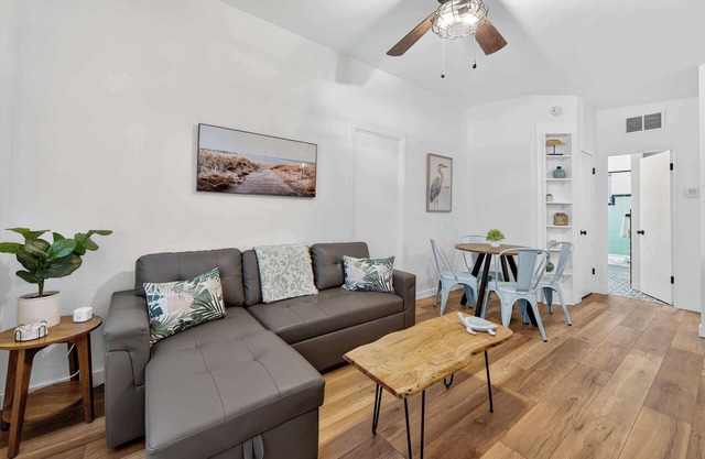 Vintage Florida Retreat - Pet-friendly, steps from riverfront