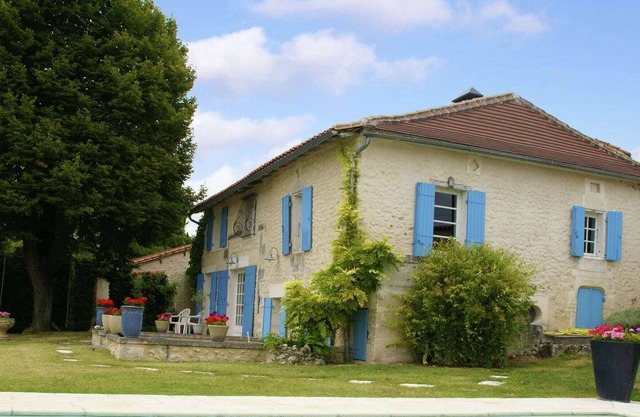 Vintage Holiday Home in Lusignac with Pool