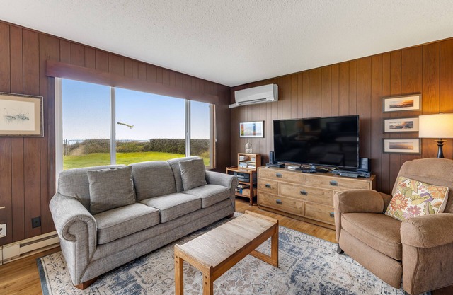 Vintage home with ocean views, private path to shore & fenced dog-friendly yard