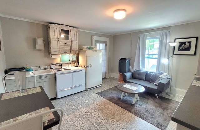 Vintage One Bedroom with Living/Kitchen