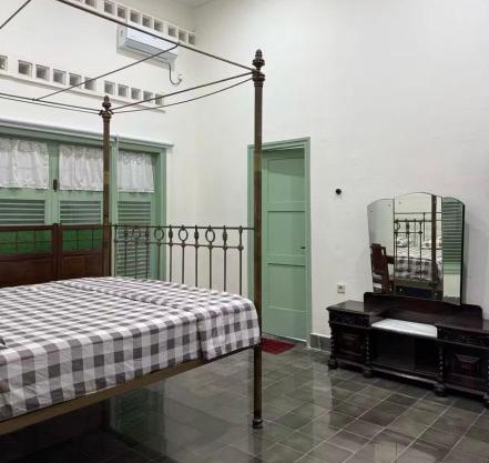 vintage room 1 in colonial house
