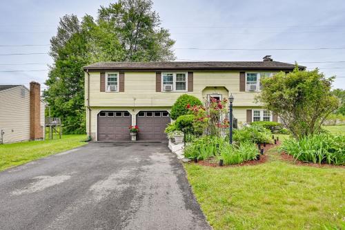 Vintage Windsor Home Private Yard and Covered Deck