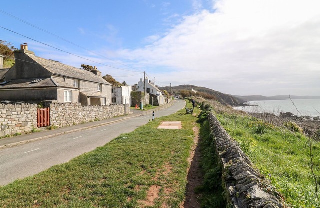 VIRGINIA COTTAGE, family friendly, with open fire in Whitsand Bay
