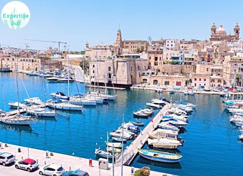 Vittoriosa' Seafront 2 Bed Highly Furnished Apartment