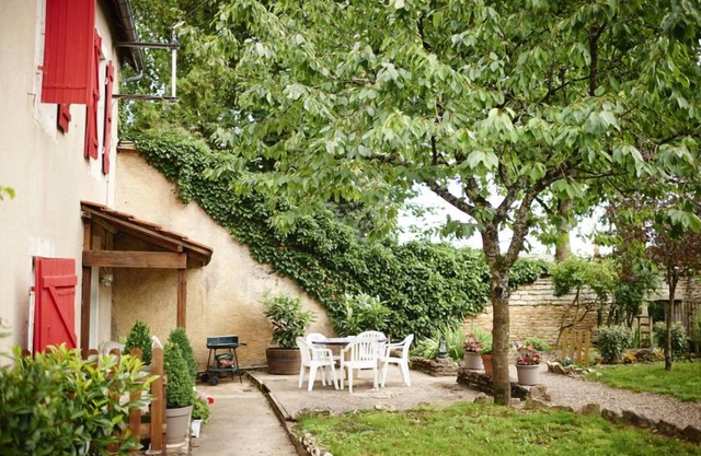 Volnay: House with garden surrounded by vineyards - Volnay