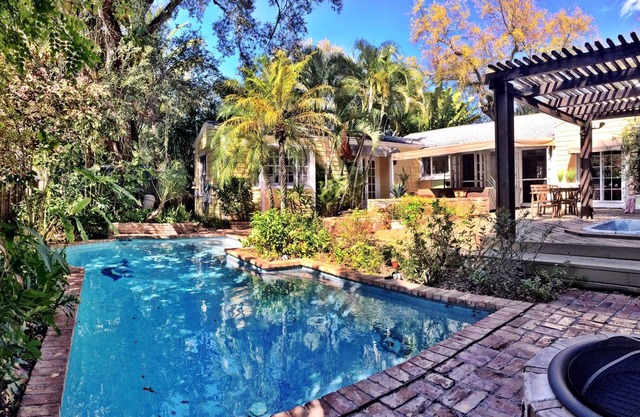 VOTED BEST FORT LAUDERDALE LOCATION! WALK TO SHOPS, RESTURAUNTS, & BEACH.