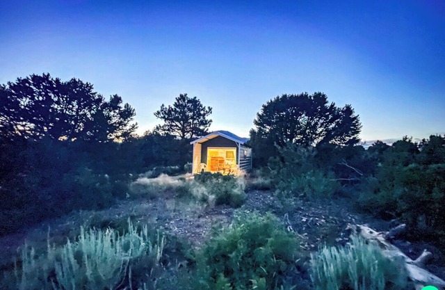 W-W: Lupine Cabin, Tiny Home in Glamping Villa