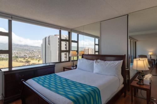 Waikiki Banyan Condo with Mountain Views Near Waikiki Beach, Free Parking (22113)