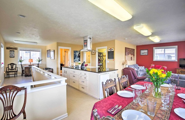 Waldport Townhome w/Dog Run on Alsea Bay!
