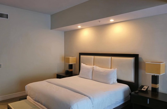 Walk Downtown Doral, King Suite with Kitchen - ADA