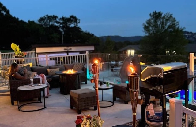 Walk-In Poolside 1-Bd near SDC Sleeps 6 with Hot Tub, Game Room & Big Lake View