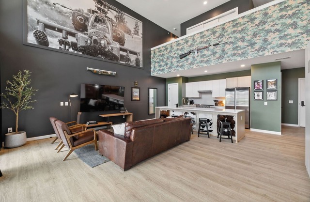 Walk to Broadway, Pool, Gym, Parking at The Man Cave/Cowboys & Playboys in Downtown Nashville