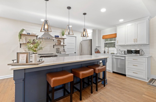 Walk to Downtown Woodstock- 3 King Beds, 2 Owner’s Suites & Pet-Friendly