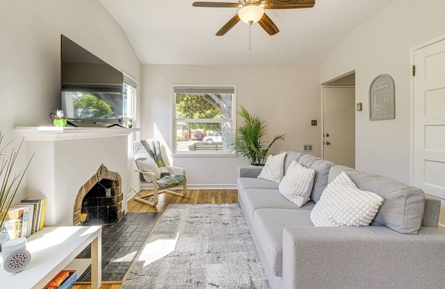 Walk to Dtwn San Jose & SJSU: Charming + Cozy Gem!