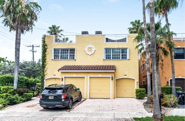 Walk to Las Olas, Riverfront community
