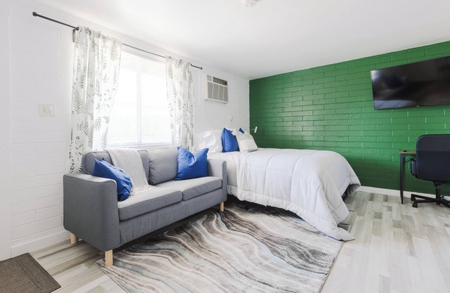 Walk to Mill Avenue - Studio Apartment