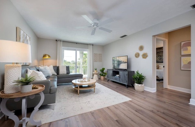Walk to Nights of Lights- Lovely 2 Bedroom-1 Bath Excellent location.