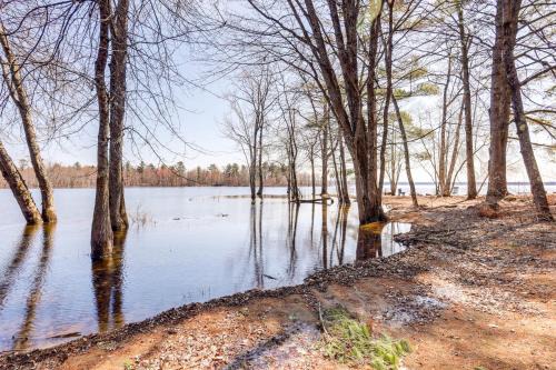 Walk to Private Beach and Boat Launch Mayfield Home