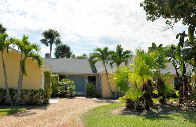 Walk to private beach Heated pool Kayaks bikes quiet tropical back yard