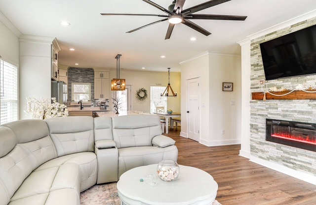 Walk to Smith Beach: Spacious Home w/Hot Tub
