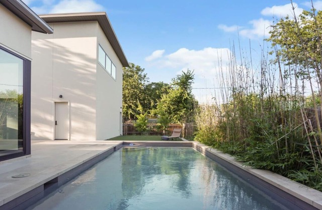 Walk to Soco + Lounge Poolside at Luxe King Suite