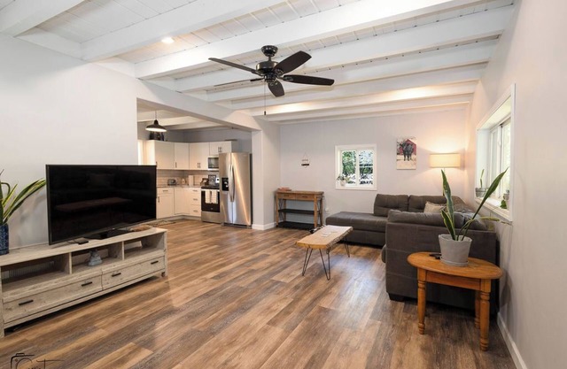 Walk to stadium+ roof deck + 1 acre yard! 0.5 mile to KSU! nPet, family friendly