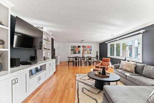 Walk to the Beach - Modern Home with FirePit and Bikes
