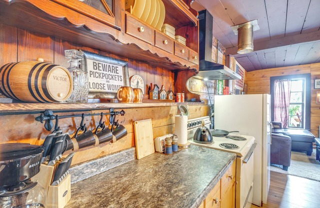 Walk to Town: Victorian Home w/Private Hot Tub