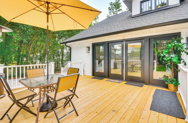 Walk to Uptwn Lexington: Modern Retreat w/Porch!