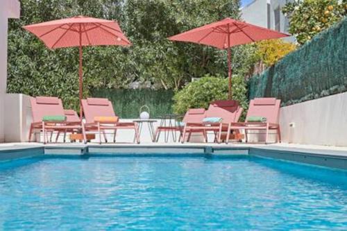 Walk To Ushuaïa, Hi & The Beach! - 6BR Villa - Charming Patio & Private Pool