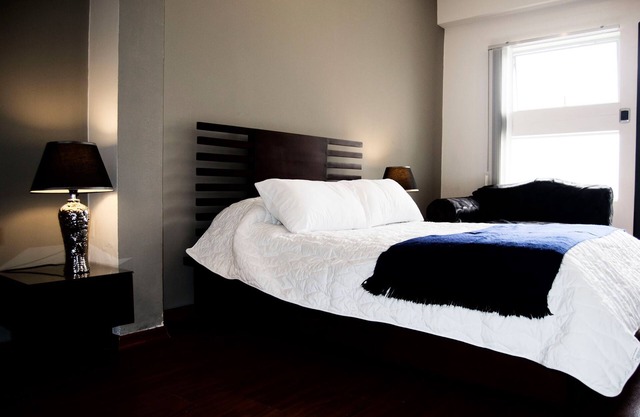 Walkable to Downtown, Stadium, Hosp St Ines - Queen Bed Ground Floor +Terrace 2F