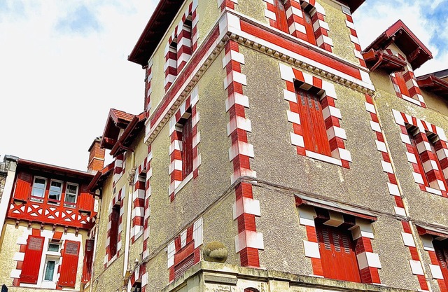Walking distance to town and beaches. Beautiful apartment in Biarritz.