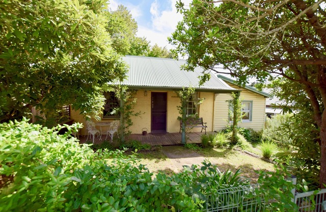 Waragil Cottage - Original Settler's Home - Original Homestead, 3 Bedroom, New Kitchen Bathroom, Fireplaces