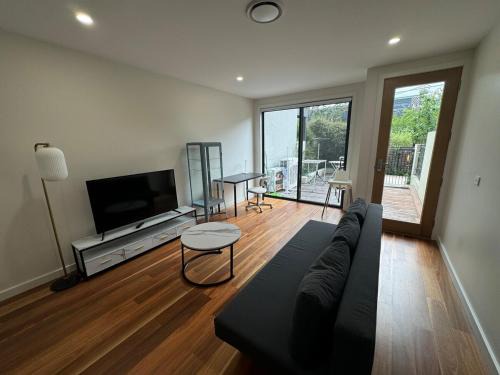 Warm 3beds Home with Yard and parking at Chinatown, CBD