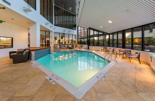 Warm and Comfortable Pets Allowed Two Queen Room w/Pool and Airport Shuttle