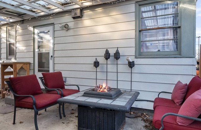 Warm and Cozy Basement, Covered Outdoor Area w/BBQ and Fire-Table, 6 Miles to Downtown