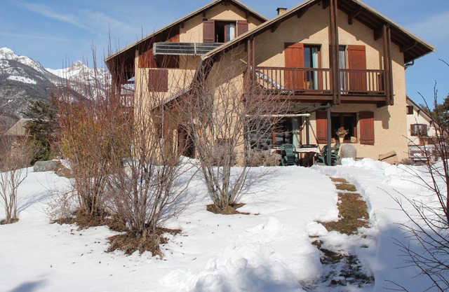 Warm family home in 1 superb environment at the foot of Montdauphin
