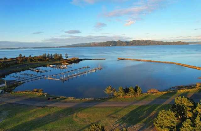 Watch Cargo ships - River View - HOT TUB + Rec Room - Near Ocean & Fort Stevensn