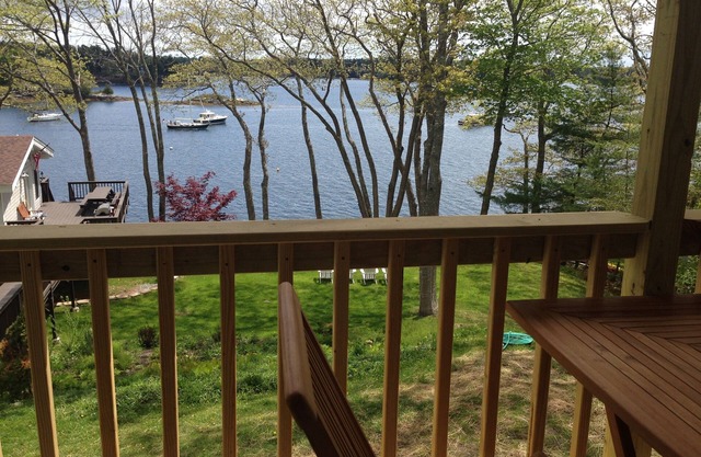 Water Front 4 Bedrooms w/shared dock