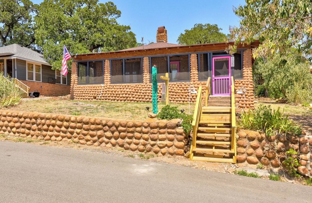 WATER FRONT-HOT TUB- WALKING DISTANCE to main strip. Cobblestone Retreat
