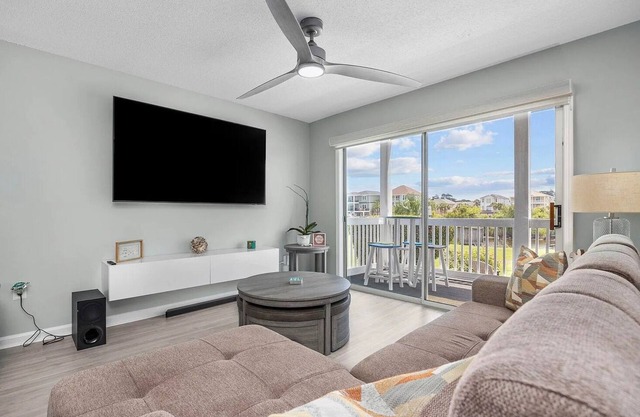 Water Way Oasis 3 Bedroom 2 Bath on The beach
