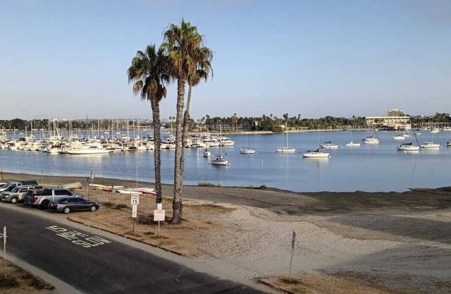 Waterfront 2-bedroom condo in charming Mission Bay, San Diego with WiFi