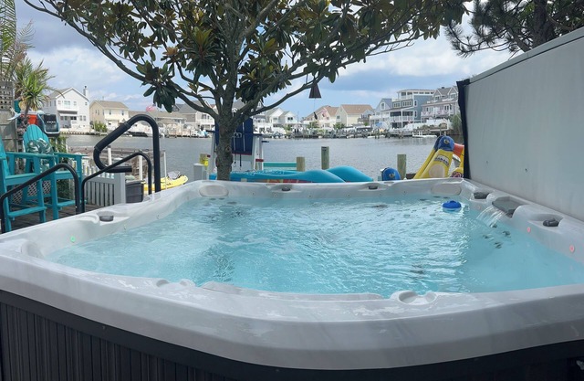 WATERFRONT 2ndFl Sky Villa w Full Itinerary ON-SITE Jacuzzi, kayak, Arcade, Dock
