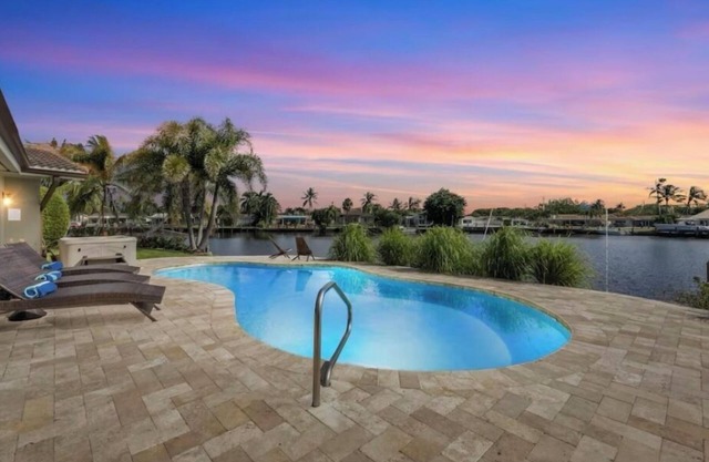 Waterfront 3 BDR Villa+Hot tub+Htd Pool+Kayaks+Pool table