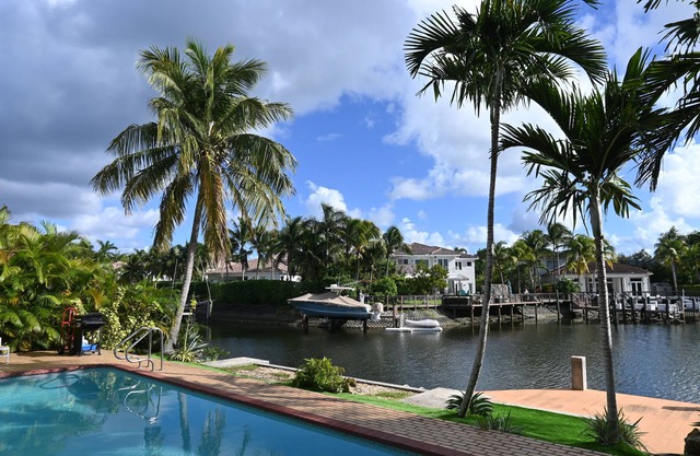 Waterfront 5 bedrooms & loft Private Pool Gorgeous Views and 2 Kayaks