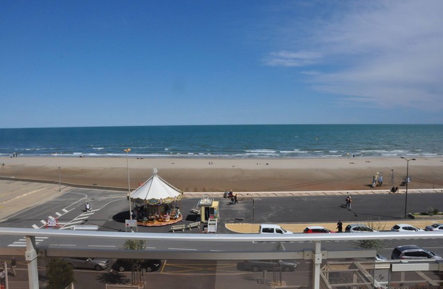 Waterfront, 58 m² air-conditioned apartment with double balcony
