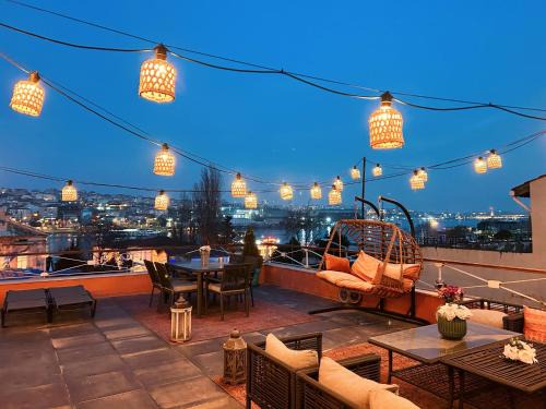 Waterfront Apartment by the Tram - Terrace with Dome & Golden Horn View in Fatih